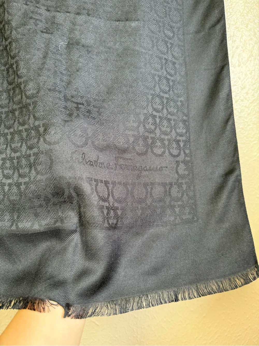 Salvatore Ferragamo scarf classic measurements